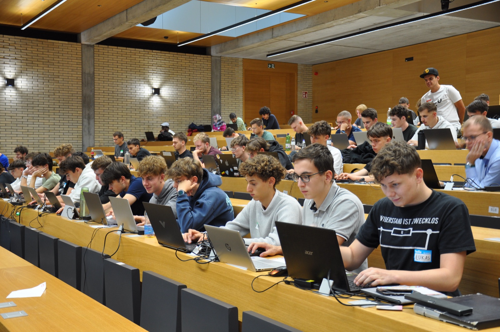 A full lecture hall of attendees at laptops during the Austrochip workshop at JKU Linz